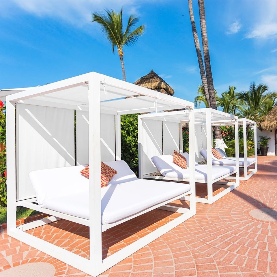 Daybed Holbox blanco instalado cama balinesa para exterior